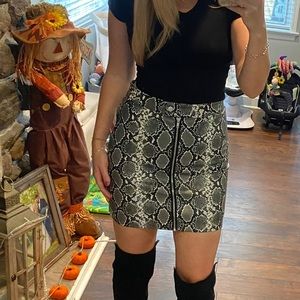 Snakeskin zipper skirt